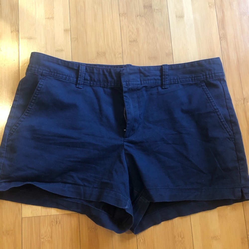 Women’s Gap 4” navy blue shorts!